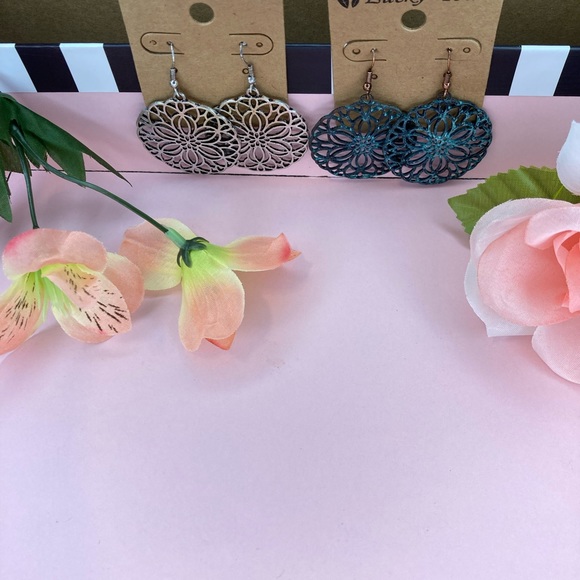 LUCKY YOU Silver Fishhook Dangle Round Filigree Pierced Earrings - Picture 5 of 7